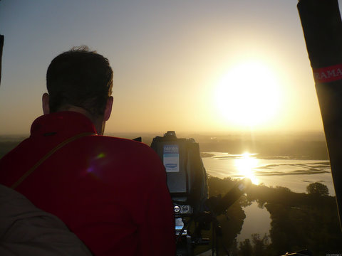 Cameraploeg in luchtballon boven Biesbosch